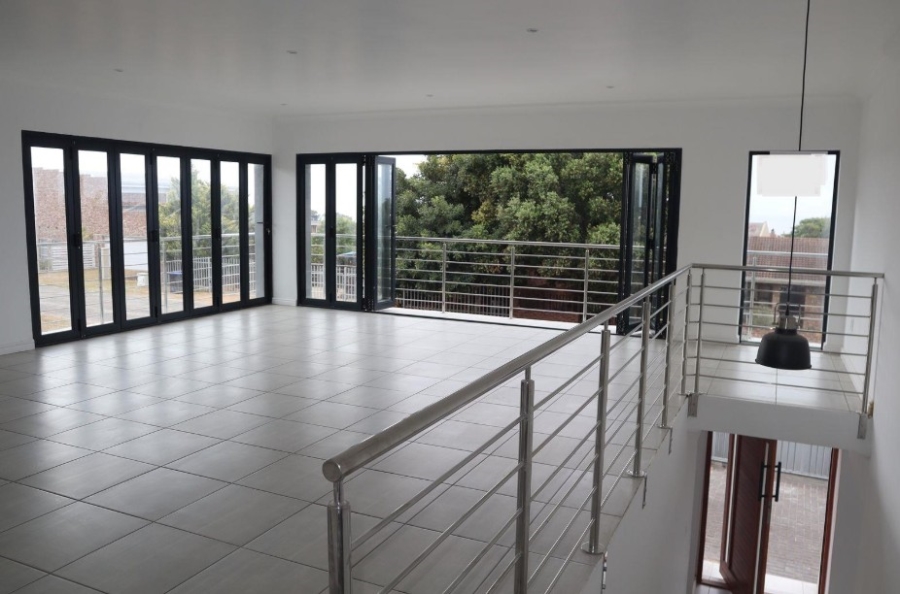 5 Bedroom Property for Sale in Wavecrest Eastern Cape